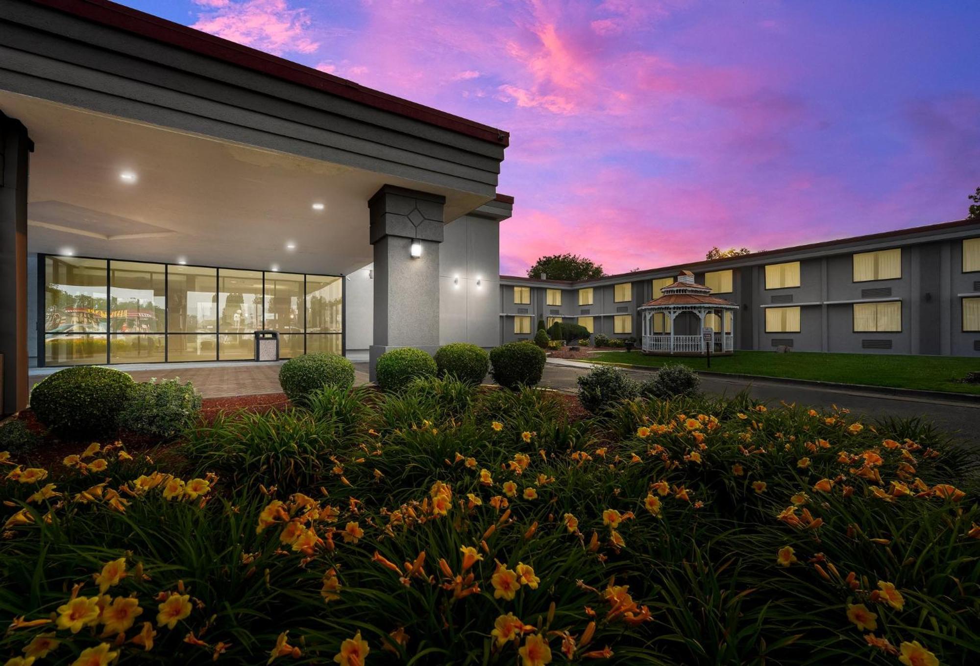 Red Roof Inn Painted Post Exterior photo